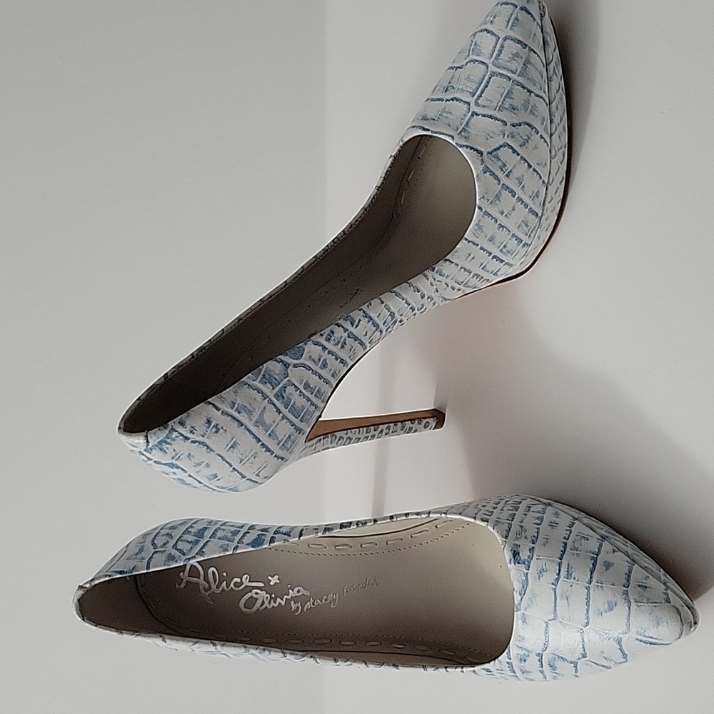 NWOB Alice + Olivia Dina Snakeskin Blue White Hi Heel Pumps Size 39